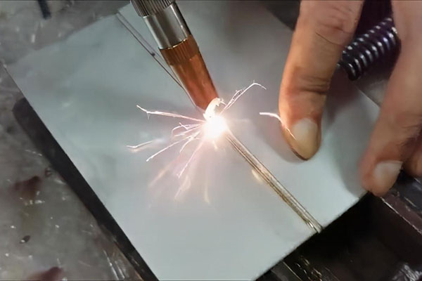 手持式激光焊接機(jī)與傳統(tǒng)焊接機(jī)比有什么優(yōu)勢(shì)？